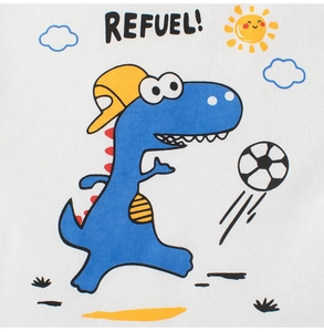 Détail de l'imprimé dinosaure 'REFUEL!' sur un t-shirt pour enfant en coton blanc premium