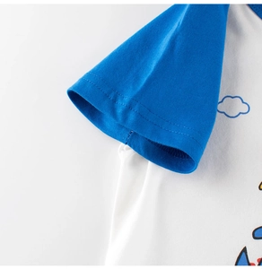 Détail des manches raglan bleues et de la double couture sur le t-shirt pour enfants