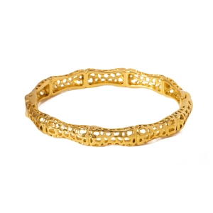 Bracelet manchette doré élégant avec un motif ajouré complexe et un design bambou