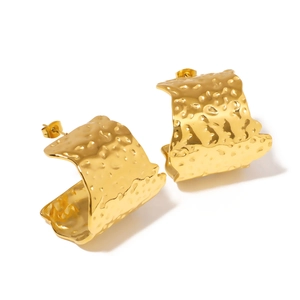 Polished 18K gold plated stainless steel C-shaped earrings with hammered flower texture