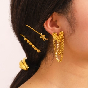 Boucles d'oreilles cœur dorées à pompons et accessoires de cheveux assortis