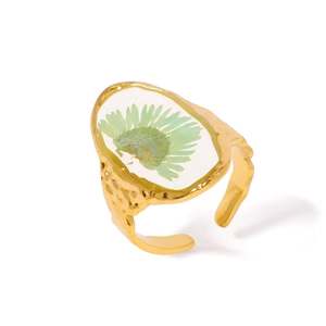 Anello in acciaio dorato con un vero fiore essiccato verde in castone ovale