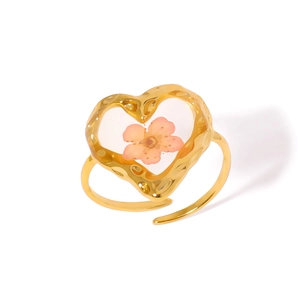Anello regolabile in acciaio dorato con cuore in resina e vero fiore secco rosa