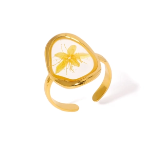 Anello regolabile in acciaio dorato con vero fiore secco giallo in resina trasparente