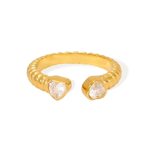 Bague ouverte en acier doré avec zircons en cœur et anneau texturé élégant