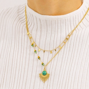 Double collier vintage doré avec pendentifs en pierre naturelle émeraude sur mannequin