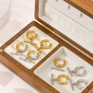 Boucles d'oreilles à boucle OT polies en or et argent dans un écrin à bijoux