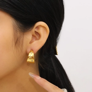 Retro U-shaped gold-plated huggie hoop earrings with star-engraved zircon details