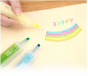 Dettaglio di una mano che disegna un arcobaleno con 6 evidenziatori a punta a scalpello