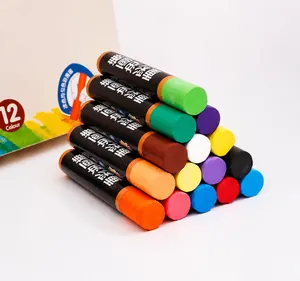 Macro detail van 12 levendige oliepastels gestapeld in een piramidevorm