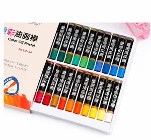 Close-up van 36 professionele oliepastels in een doos voor kunstschilderen en tekenen