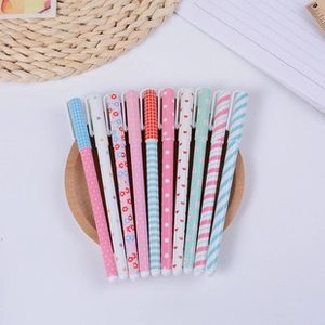 Gros plan d'un lot de 10 stylos gel créatifs colorés aux motifs floraux sur plateau bois