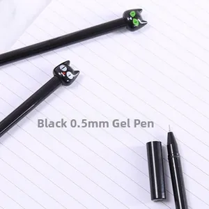 Détail d'un stylo gel noir 0,5mm avec capuchon tête de chat mignon sur papier ligné