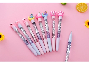 Détail de stylos à paillettes liquides avec figurines d'animaux et sequins brillants