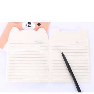 Detalle de las páginas interiores del cuaderno con forma de oso y líneas de escritura