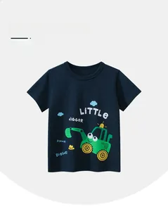 Détail d'un t-shirt doux en coton bleu marine avec imprimé excavatrice verte