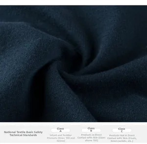 Détail du tissu en coton bleu foncé montrant les normes de sécurité textile certifiées