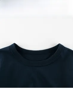 Détail du col en coton bleu foncé pour enfant avec coutures renforcées à double aiguille