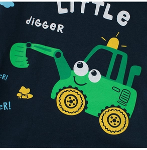 Gros plan détaillé du motif pelleteuse verte sur un t-shirt pour enfants bleu marine