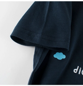 Détail du t-shirt en coton bleu marine montrant la couture fine et le motif de nuage