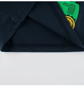 Détail de l'ourlet du t-shirt en coton bleu marine avec double couture et motif tracteur
