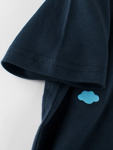 T-shirt enfant bleu marine à manches courtes en coton avec imprimé pelleteuse et nuages