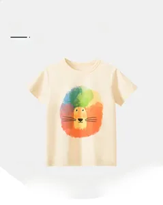 Détail d'un t-shirt enfant en coton avec un imprimé lion arc-en-ciel coloré