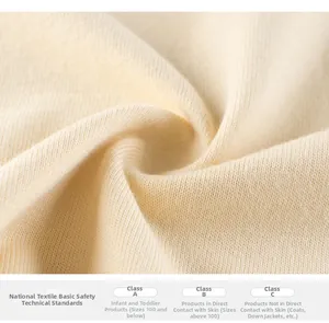 Détail macro du tissu en maille côtelée blanc cassé avec certification de sécurité