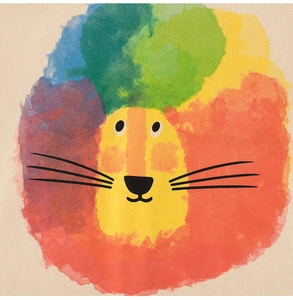 Gros plan d'un T-shirt pour bébé en coton avec imprimé lion coloré et texture douce