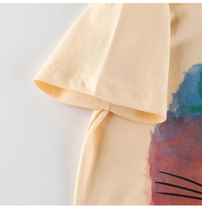Détail du t-shirt en coton beige pour enfants avec imprimé d'art abstrait coloré