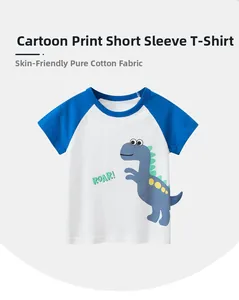 Détail d'un t-shirt enfant en coton doux avec imprimé dinosaure bleu et manches raglan