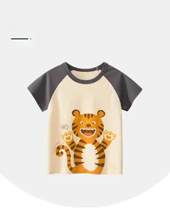 Détail d'un t-shirt enfant en coton avec manches raglan et imprimé tigre mignon