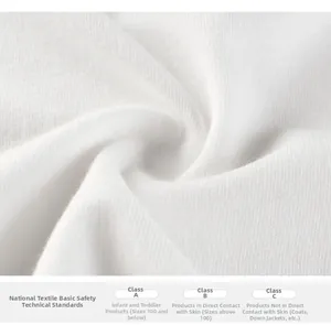 Gros plan du tissu en coton blanc doux avec les labels de sécurité textile certifiés