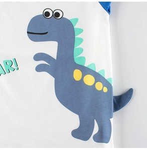 Détail du t-shirt en coton pour enfants avec imprimé dinosaure de dessin animé et manches raglan