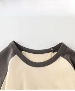 Vue détaillée de l'encolure raglan côtelée de ce t-shirt en coton pour enfants