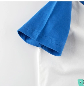 Détail de la manche raglan et des coutures sur le t-shirt en coton pour enfants bleu blanc