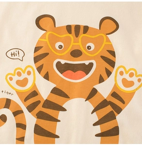 Gros plan d'un tigre de dessin animé avec lunettes de cœur sur un t-shirt en coton beige