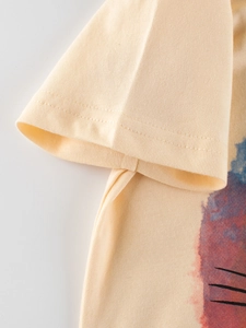 T-shirt jaune en coton pour enfants montrant les coutures et la texture du tissu