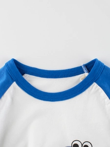 T-shirt enfant en coton avec manches raglan bleues et imprimé de dinosaure