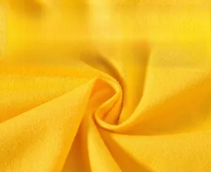 Détail du tissu en maille de coton jaune vif montrant la texture douce et respirante