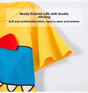 Détail des manches ourlées et des doubles coutures soignées sur le t-shirt jaune enfant