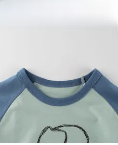 Détail d'un t-shirt enfant en coton avec manches raglan et col rond en maille côtelée