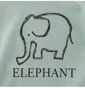 Détail de l'imprimé éléphant et du tissu en coton sur le T-shirt enfant gris-vert