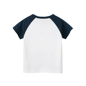 Vue détaillée d'un t-shirt à manches raglan en coton bleu marine et corps blanc