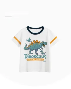 Détail d'un t-shirt enfant en coton doux avec imprimé dinosaure et col contrastant