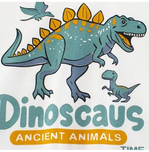 Gros plan d'un t-shirt en coton blanc pour garçons avec imprimé dinosaure détaillé