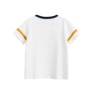 Détail du dos d'un t-shirt en coton avec col bleu marine et rayures jaunes aux manches
