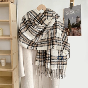 Écharpe classique à carreaux en imitation cachemire avec franges sur cintre en bois