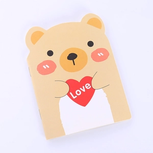 Lindo cuaderno de oso animado amarillo con un corazón rojo y texto Love en blanco