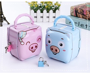 Vista detallada de huchas de cerdito de metal rosa y azul con candados y asas